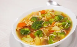 Sopa de vegetales con fideos panameños